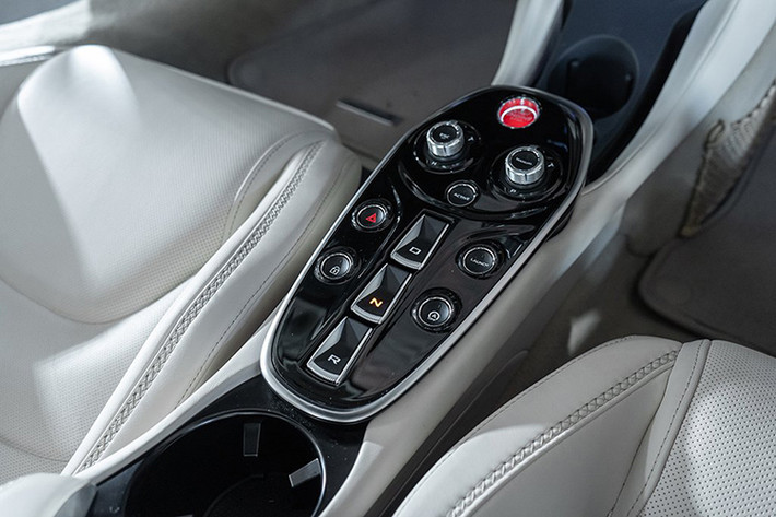 Sức mạnh cho siêu xe mới toanh McLaren GT là khối động cơ V8, tăng áp kép, dung tích 4.0 lít mới, sản sinh công suất tối đa 620 mã lực và mô-men xoắn cực đại 630 Nm ở dải vòng tua máy từ 5.500 đến 6.500 vòng/phút. So với Aston Martin DB11, McLaren GT mạnh hơn 110 mã lực.