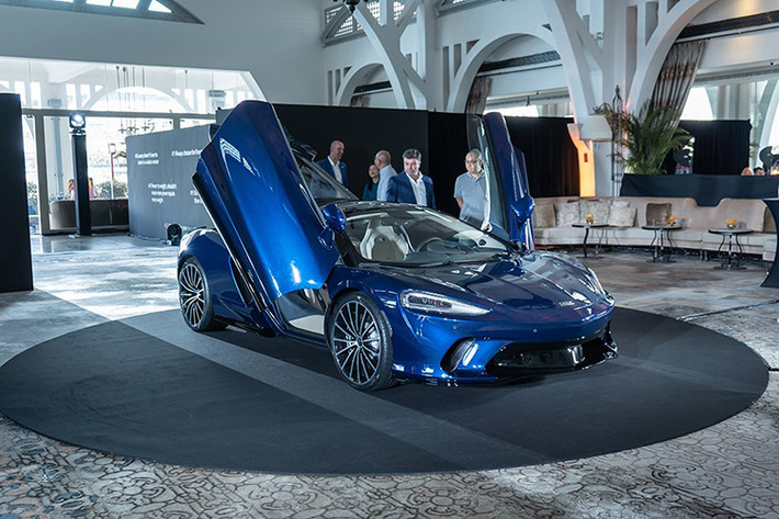 Siêu xe McLaren GT mới vừa chính thức ra mắt thị trường thế giới vào giữa tháng 5/2019 vừa qua, chỉ 2 tuần sau đó, chiếc xe này đáp chuyến bay đặc biệt đến thị trường châu Á để trình làng với giới nhà giàu tại đây.