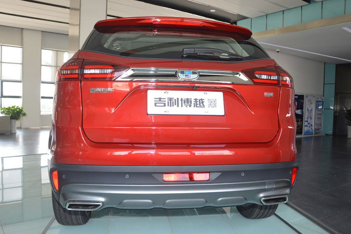 So với mẫu xe Geely Boyue từng ra mắt trước đây, chiếc SUV Proton 2018 mới này có một số nét thiết kế khác biệt, ngoài tay lái nghịch. Cụ thể, chiếc SUV Proton được trang bị lưới tản nhiệt với những thanh nằm ngang thông thường thay vì thiết kế "vũ trụ mở rộng" như Geely Boyue.