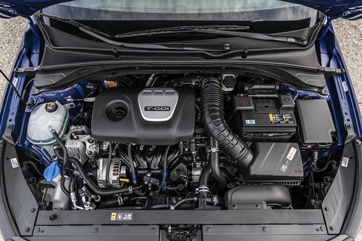 Hyundai Elantra GT N Line vẫn trang bị khối động cơ bốn xi-lanh 1,6 lít tăng áp, tạo ra công suất 201 mã lực và mô-men xoắn 264,3 Nm. Xe có 2 tùy chọn hộp số gồm số sàn 6 cấp và số tự động ly hợp kép 7 cấp.