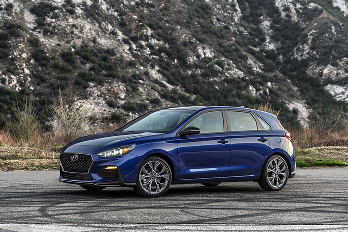 Giá xe Hyundai Elantra GT N Line bắt đầu từ 24.185 USD (khoảng 560 triệu đồng) cho phiên bản số sàn và 25.285 USD (tương đương khoảng 586 triệu đồng) cho phiên bản số tự động.