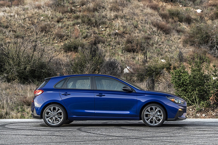 Hyundai Elantra GT N Line 2019 là dòng xe thay thế cho tiền nhiệm Elantra GT Sport. Mẫu hatchback mang nét thiết kế thể thao, bên cạnh đó động cơ và khung gầm cũng đã được nâng cấp.