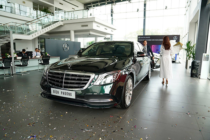Hiện chưa rõ Bích Phương bỏ ra số tiền bao nhiêu để tậu chiếc xe sang Mercedes-Benz S450L 2018, chỉ biết rằng, hãng xe sang đến từ Đức ấn định giá xe Mercedes-Benz S450L 2018 là 4,199 tỷ Đồng. Với giới ca sĩ và những người nổi tiếng, hãng Mercedes-Benz luôn có giá ưu đãi.