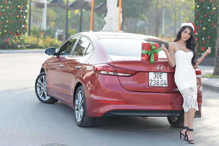 Các chi tiết ngoại thất trên mẫu xe này cũng được Hyundai tối ưu để giảm sức cản của không khí: Hốc hút gió đặt dưới thấp cùng lazang hợp kim 17 inch tạo hình khí động học, phần mui xe được vuốt xuống thấp, nắp capo được tạo đường gân hút gió hình chữ V vát dần về sau.