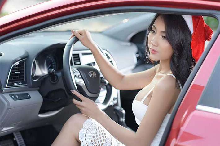 Bảng taplo của Hyundai Elantra thế hệ mới nổi bật với màn hình AVN 7 inch cảm ứng tích hợp camera lùi cùng bản đồ dẫn đường chính hãng dành riêng cho thị trường Việt Nam. Hệ thống giải trí của xe hỗ trợ Mp3/Aux/Usb/Bluetooth/Radio FM với 6 loa chất lượng cao.
