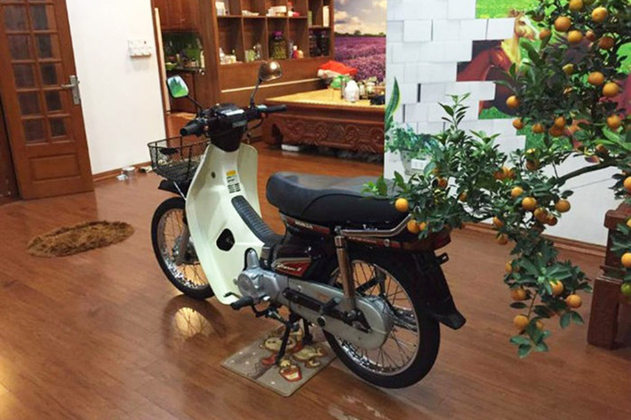 Hưng Sắt là biệt danh một tay chơi xe "khét tiếng" tại Đông Anh, Hà Nội. Anh từng được biết là chủ nhân của chiếc Honda Dream II để trong tủ kính gây xôn xao cộng đồng mạng trong thời gian qua. Ngoài ra, vị đại gia này cũng sở hữu khá nhiều mẫu ôtô và xe máy mang biển khủng như; tứ quý, ngũ quý... được nhièu người biết đến.