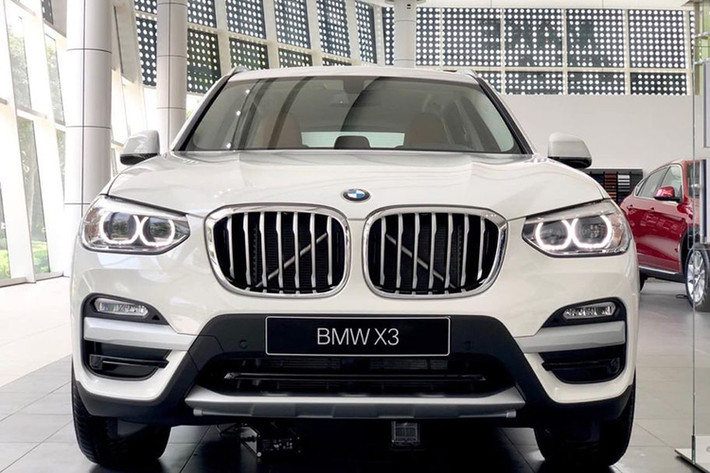 X3 thế hệ mới là dòng X-Series đầu tiên được trang bị lưới tản nhiệt bầu dục lớn được BMW gọi là "3 chiều", cùng với hốc đèn sương mù hình lục giác khỏe khoắn. Nằm hai bên lưới tản nhiệt là các đèn pha LED sắc sảo truyền thống của hãng, cùng với những đường nét "cơ bắp" khiến cho phần đầu của X3 thế hệ mới trở nên mạnh mẽ và năng động hơn.