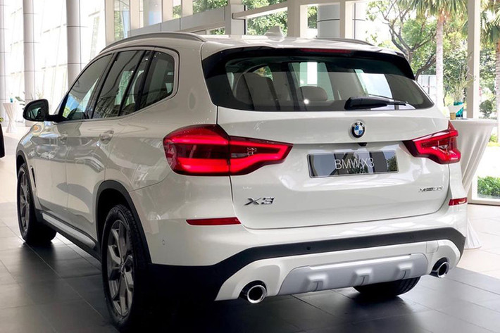 Giá xe BMW X3 2019 tại Việt Nam bao gồm các phiên bản xDrive20i, xDrive30i xLine và xDrive30i M-Sport tương ứng lần lượt là 2,529 tỷ đồng; 2,739 tỷ đồng và 2,859 tỷ đồng Như vậy, dòng X-Series của BMW Thaco Việt Nam đã hiện diện khá đầy đủ với nhiều cái tên chủ chốt như X4, X5, X7.