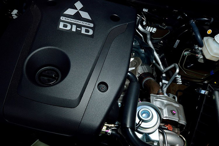 Dưới nắp capo, Pajero tiếp tục được Mitsubishi trang bị động cơ xăng 3.0L V6 từng là mẫu xe mạnh mẽ bậc nhất phân khúc. Tổng dung tích 2.998 cc giúp xe sản sinh công suất tối đa 184 mã lực tại 5250 vòng/phút, mô-men xoắn tối đa 267 Nm ở 4.000 vòng/phút. Kết hợp cùng động cơ là hộp số tự động 5 cấp, hệ dẫn động 4 bánh.