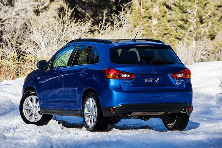 Xét một cách toàn diện, Mitsubishi Outlander Sport không hề kém cạnh hai đối thủ là Mazda CX-5 và Honda CR-V. Tuy nhiên, cũng giống như "người anh em" Pajero - bản thân Outlander Sport tại Việt Nam phiên bản hiện tại cũng đã khá cũ khi được ra mắt từ năm 2010 trên Thế giới và không được hãng xe Mitsubishi thay đổi một cách toàn diện.