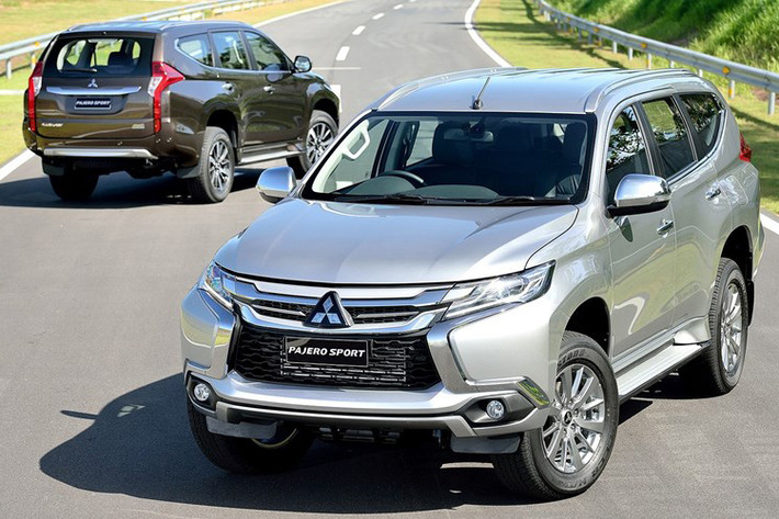 Pajero là dòng SUV 7 chỗ cỡ lớn lâu đời ở Việt Nam, được giới công trình thường xuyên đi địa hình ưa chuộng. Vóc dáng cồng kềnh và mức độ hao xăng cao nên không phù hợp cho nhu cầu di chuyển cá nhân quãng ngắn. Trong đô thị, Pajero ngày càng vắng bóng. Mức giá chính hãng cho mẫu xe này hiện lên tới 2,12 tỷ đồng.