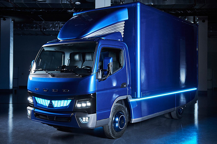 FUSO eCanter hoàn toàn chạy điện là một câu trả lời của thương hiệu MFTBC đáp ứng nhu cầu cần một dòng xe tải không phát thải, không ồn ào sử dụng làm phương tiện vận chuyển hàng hóa trong các thành thị.