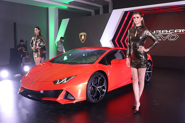 Trước khi đem đến trưng bày tại triển lãm Bangkok 2019 vào tuần sau, hãng siêu xe Ý, Lamborghini đã giới thiệu mẫu xe Lamborghini Huracan EVO 2020 với giới truyền thông cũng như các đại gia tại Thái Lan. Đất nước chùa vàng cũng là nơi đầu tiên tại thị trường Đông Nam Á đón nhận màn ra mắt siêu xe mới toanh Lamborghini Huracan EVO 2020.
