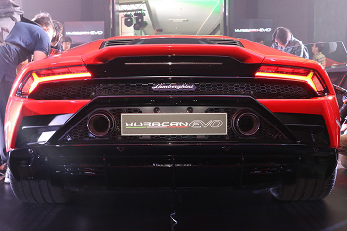 Thiết kế của siêu xe Lamborghini Huracan EVO 2020 sẽ giúp các bạn trẻ mê xe dễ dàng nhận ra đây là phiên bản nâng cấp mới nhất của dòng siêu xe Lamborghini Hurcan bao gồm cản va trước và hốc gió thiết kế lại hoàn toàn.