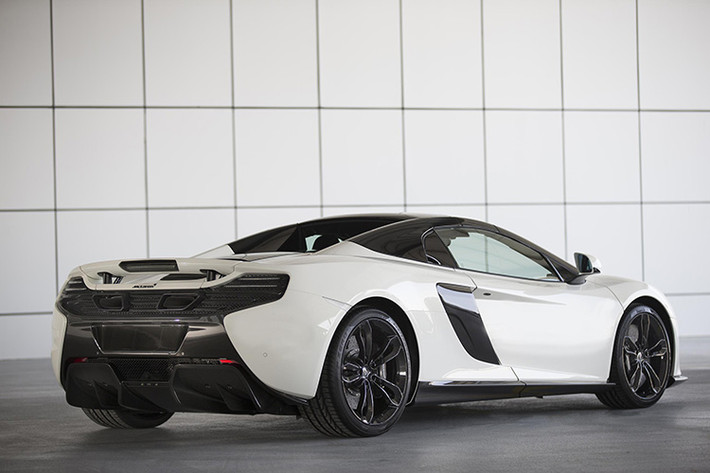 Ngoài phần ngoại và nội thất, chiếc 650S Spider này không có thay đổi gì về mặt động cơ so với bản tiêu chuẩn: sức mạnh tối đa 650 mã lực và 678 Nm đến từ khối động cơ V8 3.8L tăng áp kép.