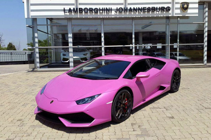Lamborghini Huracan không dấu nổi vẻ hầm hố của mình khi được trang bị bộ mâm 5 cánh nguyên bản màu đen và má phanh màu đỏ.