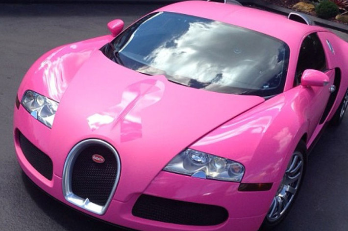 Trước đây, rapper người Mỹ Flo Rida cũng từng sơn siêu xe Bugatti Veyron của mình mạ vàng thành màu hồng để hưởng ứng phong trào tương tự tại Mỹ.