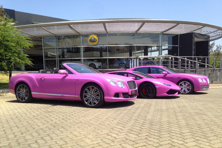 Bộ 3 siêu xe và xe siêu sang được sơn hồng bao gồm: Lamborghini Huracan, Bentley Mulsanne, và Bentley Continental GT Speed Convertible.