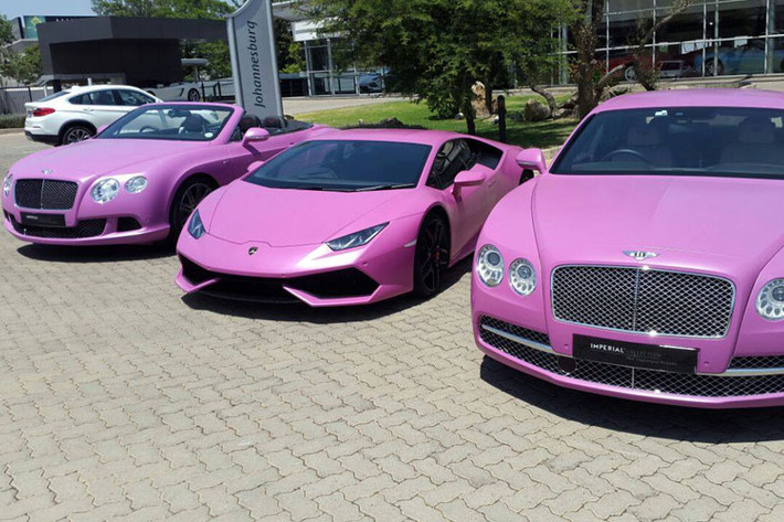 Trong khi 2 chiếc Bentley sở hữu màu sơn hồng tươi và la-zăng trắng bạc thì Lamborghini Huracan lại không dấu nổi vẻ hầm hố của mình.