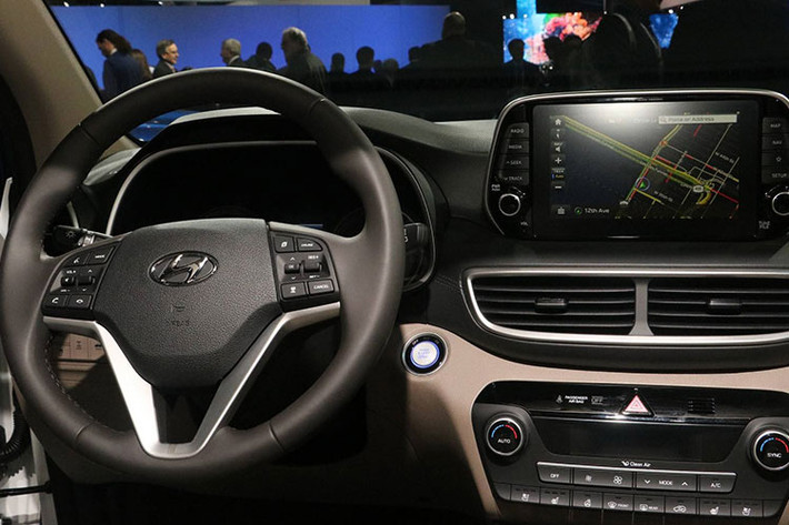 Cụ thể bên trong nội thất, bảng điều khiển trung tâm của Hyundai Tucson 2019 được thiết kế gọn gàng hơn. Tại các thị trường khác, Hyundai Tucson trang bị màn hình cảm ứng 8 inch, trong khi tại Malaysia chỉ sử dụng loại 7 inch tích hợp bản đồ 3D, tương thích Apple CarPlay, Android Auto và hỗ trợ kết nối Bluetooth.