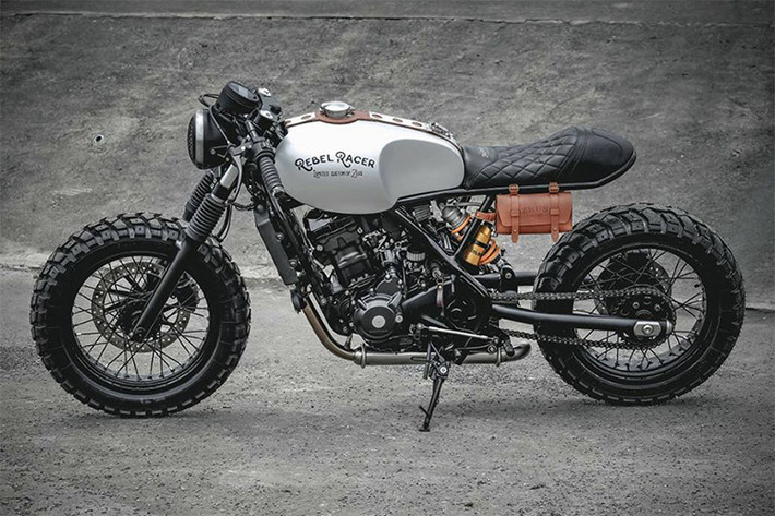 Honda Rebel 300 mới nguyên mẫu là một chiếc cruiser nhưng đã được các tay thợ độ xe Thái Lan lên ý tưởng với kiểu dáng cafe racer độc đáo hơn. Bản độ được thực hiện tại Zeus Custom, một xưởng độ chuyên cho ra lò những sản phẩm táo bạo dựa trên những mẫu xe cổ điển.