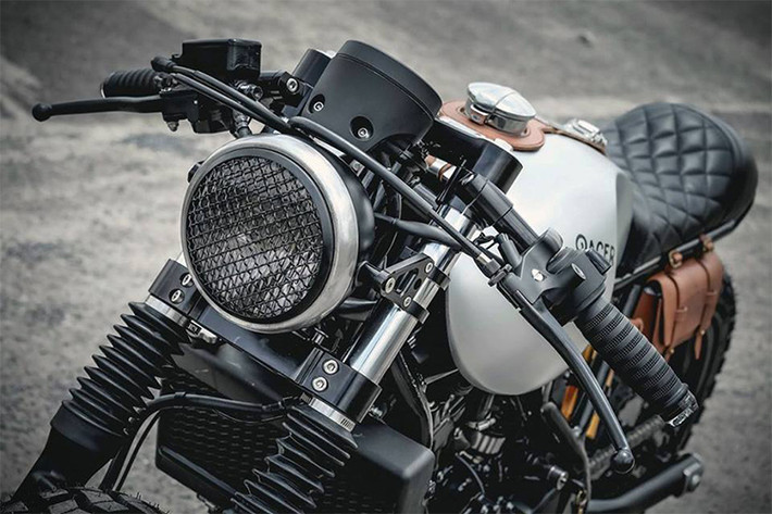 Nguyên bản sở hữu kiểu dáng khá hiện đại và độc đáo với theo phong cách bobber với bộ lốp dày dặn và tư thế lái thoải mái. Tuy nhiên đã được thay đổi khá nhiều chi tiết điển hình như cụm tay lái hạ thấp theo kiểu cafe cacer, đèn pha tròn được cách điệu bởi tấm lưới đen mờ cứng cáp gia cố bằng bộ pát giữ CNC sắc sảo.