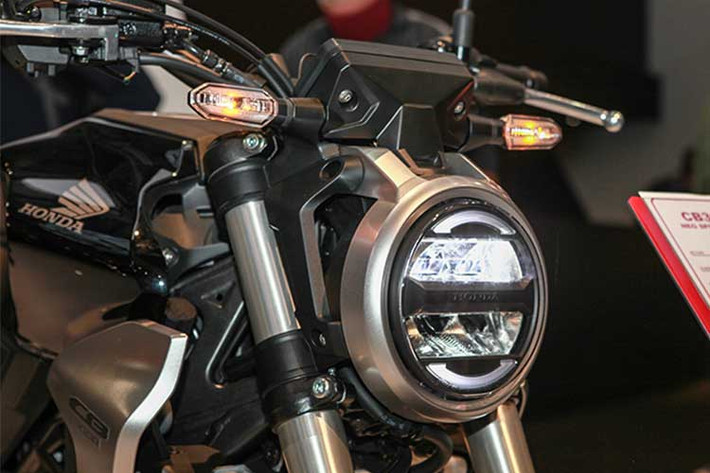 Về thiết kế, Honda CB300R cũng được trang bị các hệ thống đèn chiếu sáng bằng LED hiện đại. Xe được trang bị bình xăng gồ ghề và cơ bắp cùng đuôi xe ngắn mang hơi hướng "Neo Sports Cafe", những chi tiết này mang đến vẻ ngoài hoài cổ và tối giản cho Honda CB300R 2018.