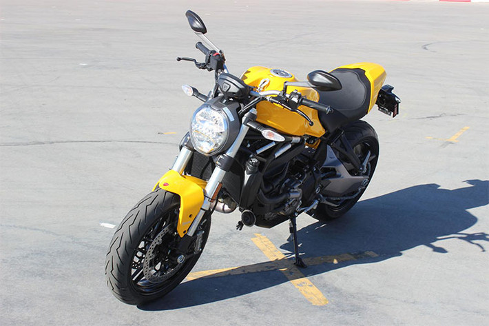 Ducati Monster 821 2018 sở hữu màu sơn vàng đặc biệt - màu sơn vàng này đã từng được sử dụng trên chiếc M900 được ra mắt vào năm 1992 . Ngoài ra, Ducati còn mang tới khách hàng 2 lựa chọn màu sắc quen thuộc là đen và đỏ. Phần đầu xe là bộ đèn pha dạng halogen tích hợp đèn LED định vị của xe được vay mượn từ chiếc Monster 1200.