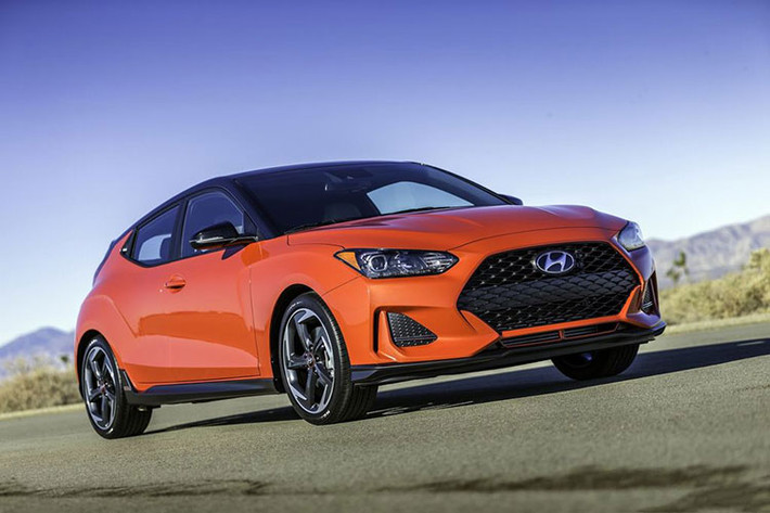Về ngoại hình, Hyundai Veloster thế hệ mới vẫn sẽ sử dụng ngôn ngữ thiết kế Fluidic Sculpture 2.0 mới nhất của hãng xe hơi Hyundai. Xe có thiết kế phần đầu mới với lưới tản nhiệt lục giác thẳng đứng, đèn pha LED sắc sảo và nhiều đường nét góc cạnh hơn.