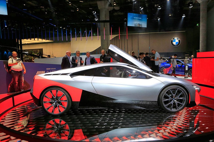 Được định vị là một mẫu xe BMW thể thao hybrid hiệu suất cao, Vision M Next lấy nguồn cảm hứng thiết kế từ cả một mẫu xe ra đời cách đây hàng thập kỷ, và từ một mẫu xe đương đại: BMW Turbo 1972 và i8. Một số chi tiết cũng có thể đến từ M1, mẫu xe thể thao chân chính duy nhất của nhà sản xuất.