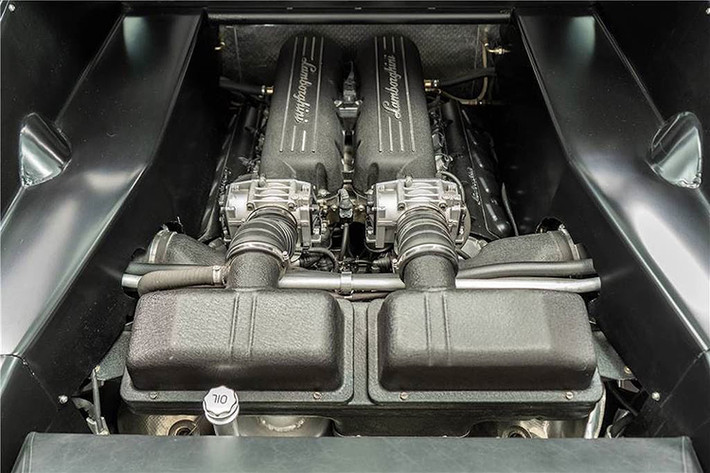 Ngay cả hệ thống nâng cao phần đầu để tránh chướng ngại vật của Tractorri Custom Coupe cũng hoạt động như Gallardo nguyên bản.