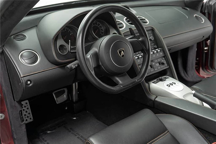 Bên trong xe Tractorri Custom Coupe vẫn là một chiếc Gallardo với nội thất và hệ động lực nguyên bản. Cũng giống như những chiếc Gallardo cùng đời khác, xe được trang bị động cơ V10 5.0l mạnh 520 mã lực, truyền sức mạnh tới cả 4 bánh thông qua hộp số tuần tự 6 cấp e-Gear.