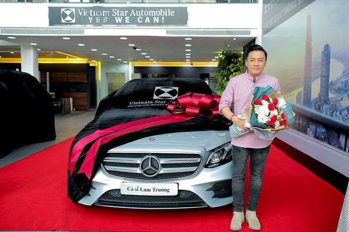 Trên phiên bản Mercedes-Benz E300 AMG mới này, xe vẫn sở hữu hệ thống đèn pha LED mới tự kích hoạt lá chắn ánh sáng chống chói cho những người đi ngược chiều. Ngoài ra xe trang bị đèn pha thông minh tự chiếu sáng theo góc cua và tăng độ xa/gần theo vận tốc là những trang bị tiêu chuẩn.