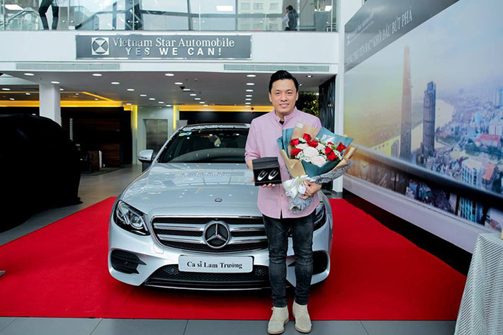 Hiện giá xe Mercedes-Benz E300 AMG đang được phân phối chính hãng tại thị trường Việt Nam từ 2,77 tỷ đồng. Tuy nhiên, hãng xe sang đến từ Đức luôn có các mức giá bán hấp dẫn dành cho những người nổi tiếng.