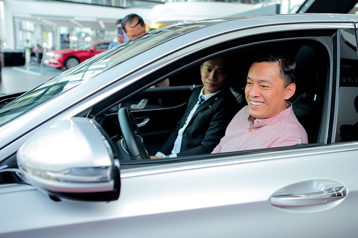E300 AMG sở hữu động cơ I4, dung tích 2.0 lít, sản sinh công suất tối đa 245 mã lực và mô-men xoắn cực đại 370 Nm. Kết hợp cùng hộp số tự động 9 cấp 9G-Tronic, xe có thể tăng tốc từ vị trí xuất phát lên 100 km/h trong thời gian 6,2 giây. Trang bị an toàn trên xe với 9 túi khí cùng các hệ thống tiêu chuẩn đã làm nên danh tiếng của Mercedes-Benz.