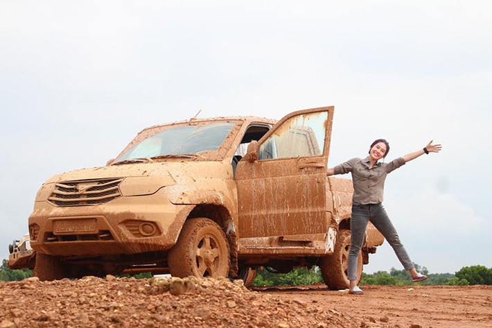 Trước khi giải diễn ra, cô gái trẻ này đã trực tiếp điều khiển chiếc bán tải UAZ Pickup và thuần dưỡng nó tại đường đua địa hình Đồng Mô, Sơn Tây, Hà Nội – nơi sẽ diễn ra giải đua Vietnam Offroad Cup 2017 vào ngày 9 và 10/9/2017 tới đây.