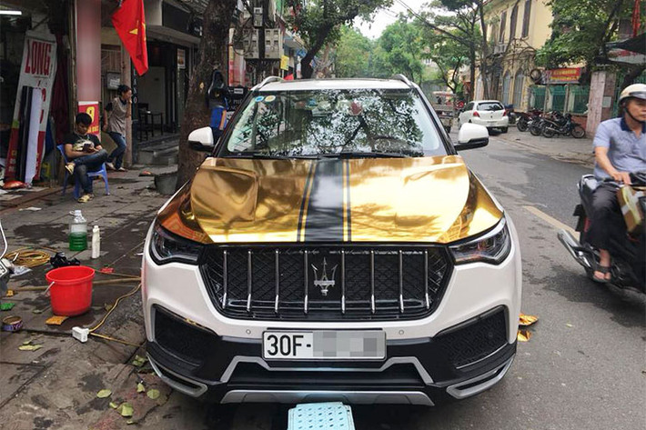 Các chi tiết khác ở ngoại thất như trên vành la--zăng của xe xuất hiện logo cây đinh ba của Maserati. Tuy nhiên, bên sườn xe lại xuất hiện chữ "Z" của thương hiệu Zotye. Ngoài ra, cản trước và sau của xe không có gì thay đổi khi vẫn giữ nguyên thiết kế của mẫu Zotye T700 Trung Quốc.