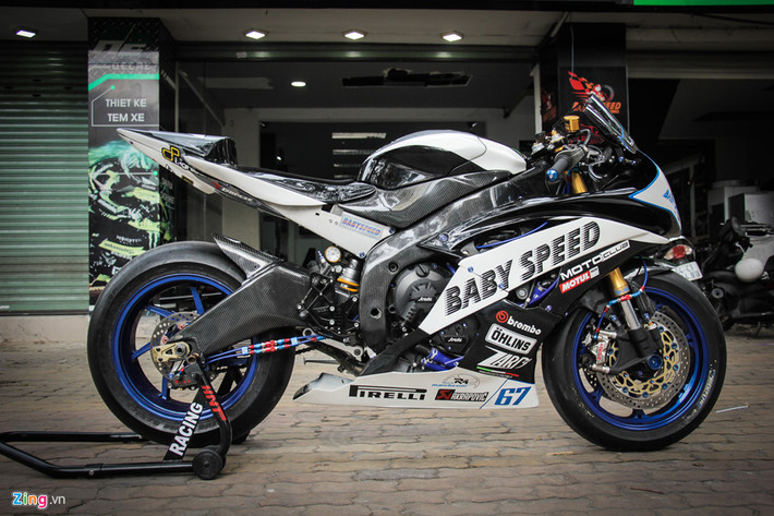 Mẫu xe môtô Yamaha YZF-R6 là một trong những huyền thoại của phân khúc sportbike 600 cc với sức mạnh đáng nể, thậm chí 'nước đầu' của R6 gần như ngang ngửa đàn anh Yamaha YZF-R1. Chiếc Yamaha R6 thế hệ thứ 3 này được độ mạnh tay theo phong cách xe đua GP.
