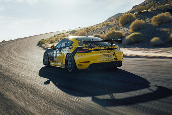 Bên cạnh động cơ được nâng cấp, chiếc 718 Cayman GT4 Clubsport hoàn toàn mới này còn là mẫu xe đua đầu tiên có phần thân xe, cửa, cánh gió sau được làm từ vật liệu sợi composite tự nhiên có nguồn gốc từ các sản phẩm nông nghiệp như lanh hay sợi gai dầu.
