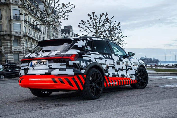 Bên cạnh đó là bộ sạc tại nhà công suất 11kW sẽ đi cùng với xe điện Audi e-tron, chủ xe sẽ cần 8.5 giờ để sạc đầy năng lượng cho xe, hoặc có thể nâng cấp lên 22kW để rút ngắn thời gian xuống còn 4.5 giờ.