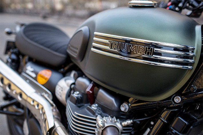 Cụ thể vè sau của chiếc Triumph Street Scrambler độ gọn đẹp, đầy chất chơi hơn nguyên bản. Phuộc sau giúp xe lăn bánh ổn định và nhún tốt hơn phuộc zin, nhất là trên địa hình offroad. Pô xe đậm chất Scrambler, nhẹ hơn pô zin 5kg, cho tiếng nổ uy lực gấp nhiều lần và thoát hơi hơn.