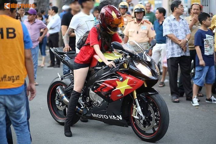 Tại thị trường Việt Nam, siêu môtô BMW S1000RR chính hãng được bán ra lần đầu tiên vào năm 2015, xe được nhập khẩu chính thức và được bán với 3 màu cùng mức giá khởi điểm 758 triệu đồng. Nó được đánh giá là đối thủ của Yamaha R1, Honda CBR1000RR, Kawasaki ZX-10R...