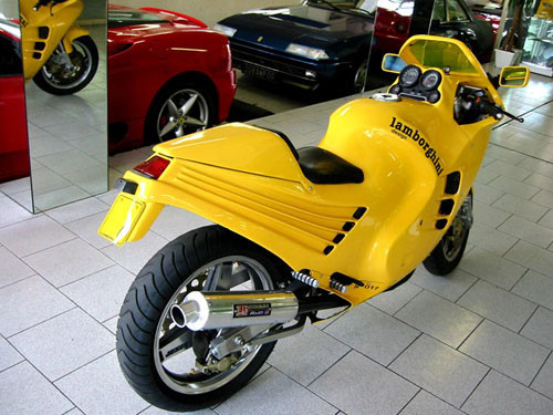 Năm 1980, Lamborghini được mua lại bởi anh em nhà Mimran, những nhà đầu tư nổi tiếng trong ngành thực phẩm. Sau đó, họ quyết định hợp tác với hãng môtô Boxer Design đến từ Pháp để tạo ra một hướng đi mới.