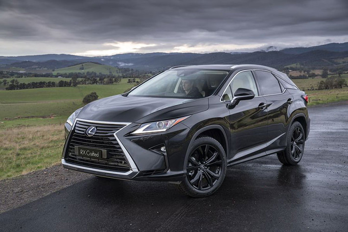 Đối với Lexus RX Crafted Edition, xe được cung cấp với cấu hình 5 chỗ ngồi, trong các biến thể 300, 350 và 450h. Giống như người anh em NX, RX Crafted mới cũng có thêm các điểm nhấn màu đen ở thân xe, cụ thể là trên lưới tản nhiệt, các viền bao đèn sương mù, vỏ gương chiếu hậu ngoài và cản sau. Bộ vành hợp kim đen 20 inch cũng thuộc Crafted Edition.