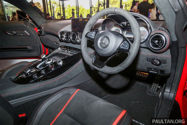 Đối lập với bộ áo nổi bật, bên trong khoang lái chiếc Mercedes-AMG GT C 2018 mới ra mắt giới nhà giàu Malaysia có nội thất bọc da Nappa màu đen, cùng 2 đường sọc bên hông ghế ngồi và đường chỉ may màu đỏ "tông xuyệt tông" ngoại thất.