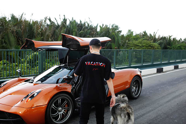 Động cơ kết hợp cùng hộp số tuần tự 7 cấp với ly hợp đơn, nhờ đó, Pagani Huayra của Minh Nhựa chỉ mất khoảng 2,8 giây để có thể tăng tốc từ vị trí đứng yên lên 100 km/h trước khi đạt vận tốc tối đa 370 km/h.
