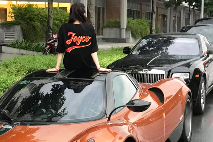 Việc thường xuyên xuất hiện bên cạnh xe siêu sang Rolls-Royce, MINI Cooper, Range Rover... và đặc biệt là Pagani Huayra, siêu xe đắt nhất tại Việt Nam tính đến thời điểm hiện tại dù là quảng cáo thương hiệu, nhưng phần nào cũng cho thấy tình yêu của Joyce Pham với xe hơi.