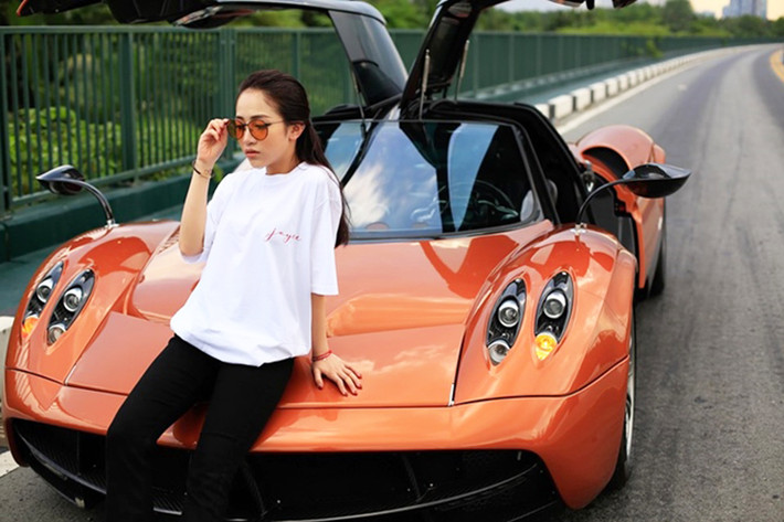 Joyce Pham là tiểu thư con đại gia khét tiếng giới kinh doanh Việt - Phạm Trần Nhật Minh hay còn được gọi với biệt danh đại gia siêu xe Minh Nhựa. Dù được sinh ra trong cảnh "ngậm thìa vàng" nhưng Joyce Pham cũng tự chứng tỏ mình được thừa hưởng "gen" kinh doanh giống người cha doanh nhân của mình khi tự mở thương hiệu thời trang riêng.