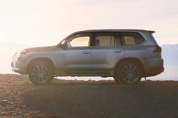 Mẫu xe SUV hạng sang cỡ lớn LX570 nhà Lexus được trang bị đèn pha full LED, bộ vành 21 inch, hệ thống treo chủ động (AVS), hệ thống kiểm soát chiều cao xe chủ động và hệ thống kiểm soát độ bám đường. Hệ thống kiểm soát đa địa hình sẽ hiển thị hình ảnh xung quanh xe ở tốc độ thấp (tối đa 20 km/h) và cả hình ảnh bên dưới gầm xe.