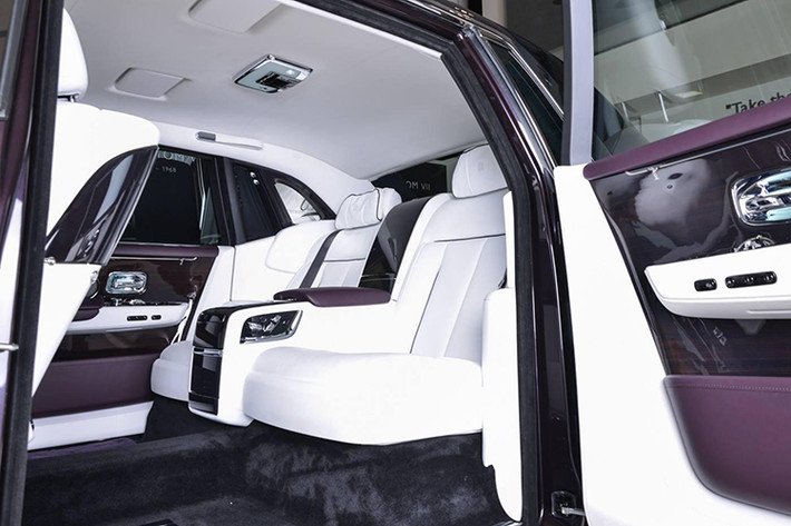 Ngoài ra, thiết kế tổng thể của xe sẽ vẫn được lấy từ Phantom thế hệ thứ VII tuy nhiên chất liệu được sử dụng đã bước sang một trang mới. Trung tâm bảng điều khiển là sự xuất hiện của một màn hình cảm ứng rộng 12,3 inch có khả năng đóng vào tương tự Ghost Series II hay Dawn. Ở những chi tiết khác, Rolls-Royce Phantom 2018 vãn mang phong cách thương gia với đầy đủ tiện nghi xa xỉ nhất.